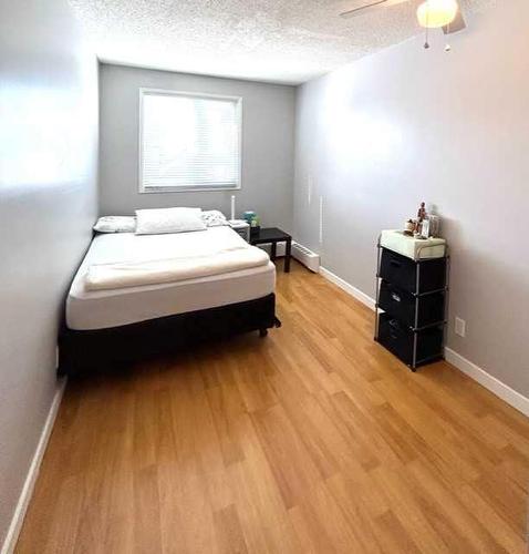 302B-5601 Dalton Drive Nw, Calgary, AB - Indoor Photo Showing Bedroom