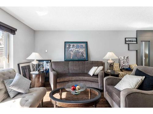 202-912 19 Avenue Sw, Calgary, AB - Indoor Photo Showing Living Room