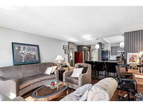 202-912 19 Avenue Sw, Calgary, AB - Indoor Photo Showing Living Room