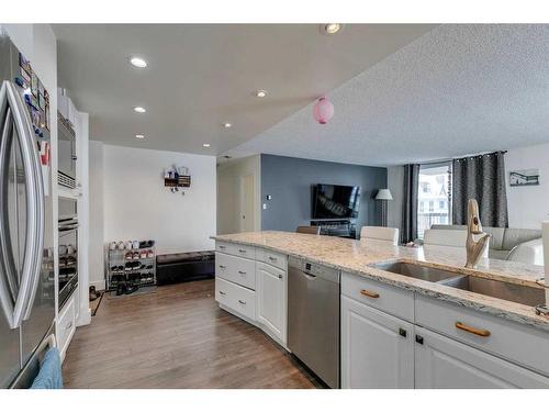 1509-738 3Rd Avenue Sw, Calgary, AB - Indoor Photo Showing Kitchen With Double Sink