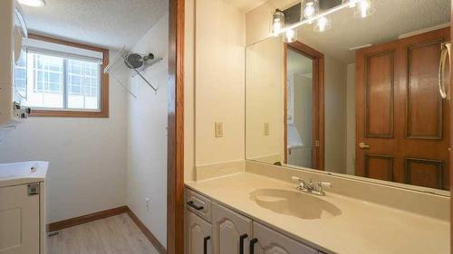 44 Edgeridge Way Nw, Calgary, AB - Indoor Photo Showing Bathroom