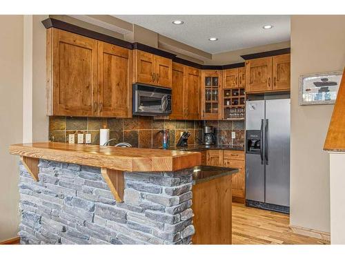 201-75 Dyrgas Gate, Canmore, AB - Indoor Photo Showing Kitchen