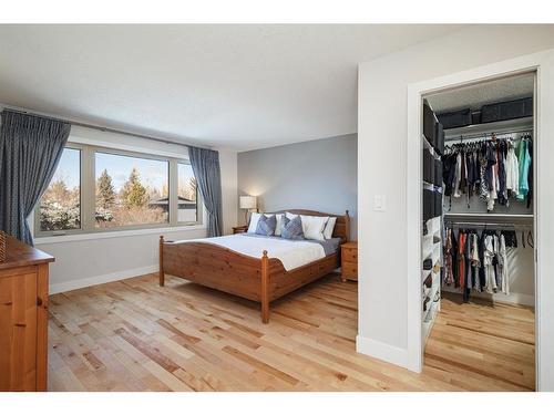 127 Lake Mead Green Se, Calgary, AB - Indoor Photo Showing Bedroom