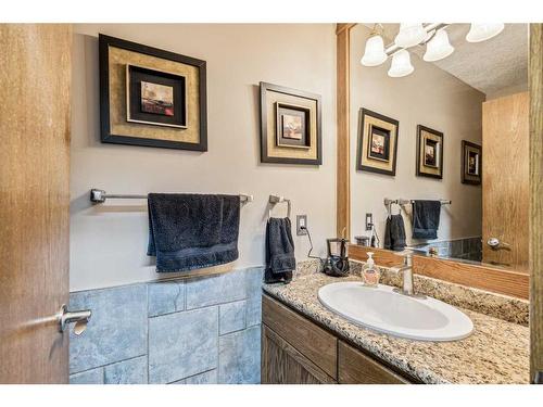 44 Shawnee Way Sw, Calgary, AB - Indoor Photo Showing Bathroom