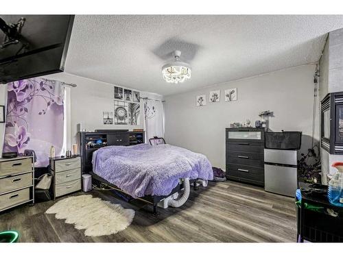 44 Shawnee Way Sw, Calgary, AB - Indoor Photo Showing Bedroom