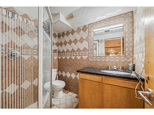 44 Shawnee Way Sw, Calgary, AB - Indoor Photo Showing Bathroom