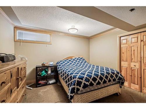 44 Shawnee Way Sw, Calgary, AB - Indoor Photo Showing Bedroom