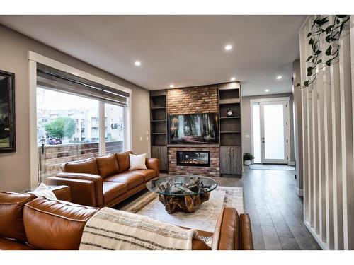 1025 2 Avenue Nw, Calgary, AB - Indoor Photo Showing Living Room