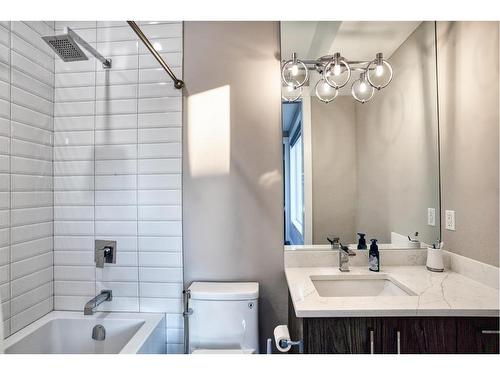 1025 2 Avenue Nw, Calgary, AB - Indoor Photo Showing Bathroom