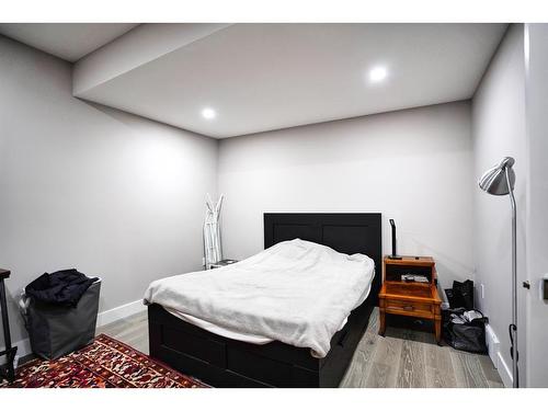 1025 2 Avenue Nw, Calgary, AB - Indoor Photo Showing Bedroom