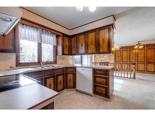 1211 Varsity Estates Drive Nw, Calgary, AB - Indoor Photo Showing Kitchen With Double Sink