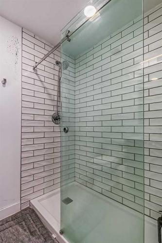 305-327 9A Street Nw, Calgary, AB - Indoor Photo Showing Bathroom