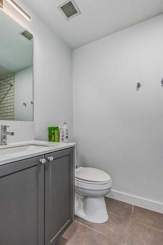 305-327 9A Street Nw, Calgary, AB - Indoor Photo Showing Bathroom