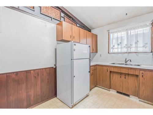 6320 Tregillus Street Nw, Calgary, AB - Indoor Photo Showing Kitchen With Double Sink