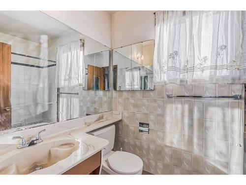 6320 Tregillus Street Nw, Calgary, AB - Indoor Photo Showing Bathroom