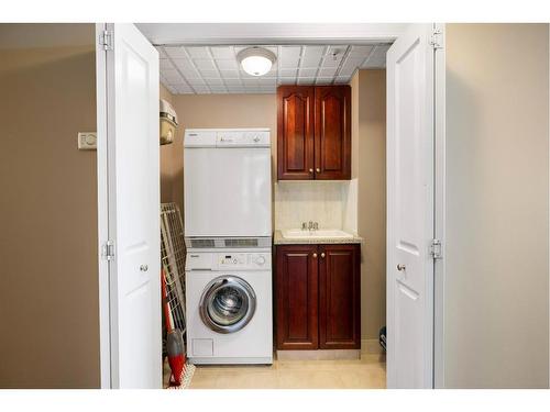 505-837 2 Avenue Sw, Calgary, AB - Indoor Photo Showing Laundry Room