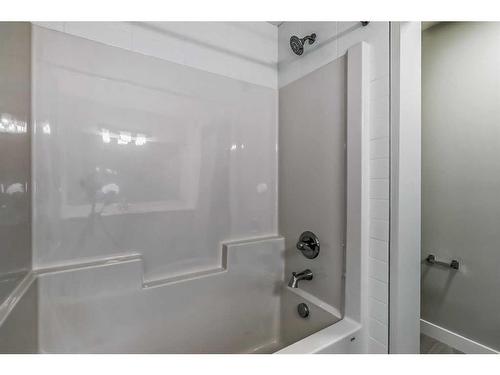 157 Belmont Villas Sw, Calgary, AB - Indoor Photo Showing Bathroom