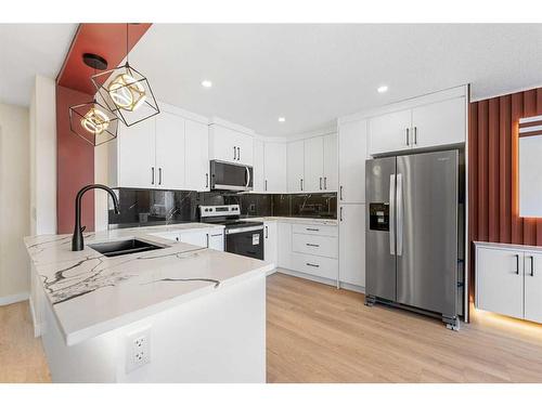 351 94 Avenue Se, Calgary, AB - Indoor Photo Showing Kitchen With Stainless Steel Kitchen