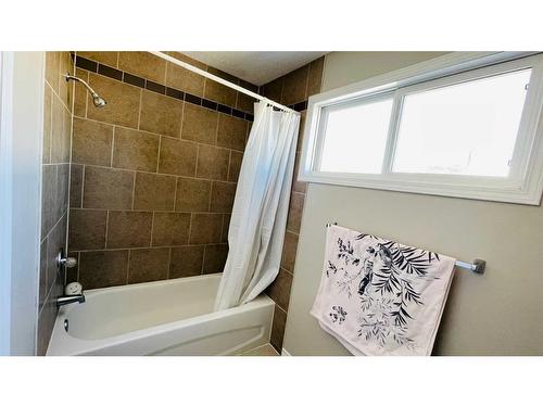 8-5425 Pensacola Crescent Se, Calgary, AB - Indoor Photo Showing Bathroom