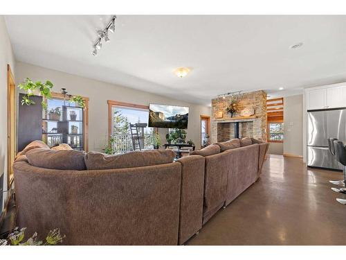 38139 Range Road 265, Rural Red Deer County, AB - Indoor Photo Showing Living Room