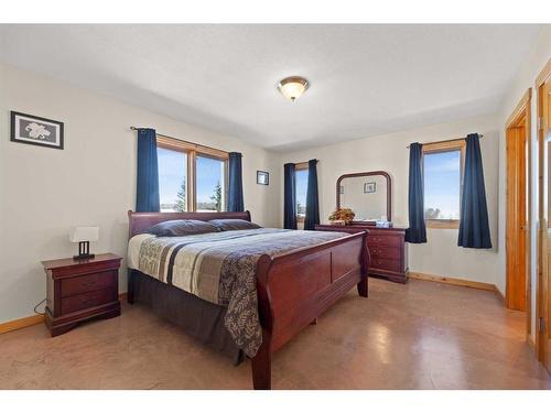 38139 Range Road 265, Rural Red Deer County, AB - Indoor Photo Showing Bedroom