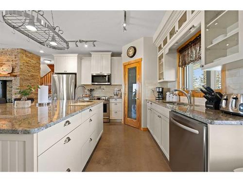 38139 Range Road 265, Rural Red Deer County, AB - Indoor Photo Showing Kitchen With Double Sink With Upgraded Kitchen