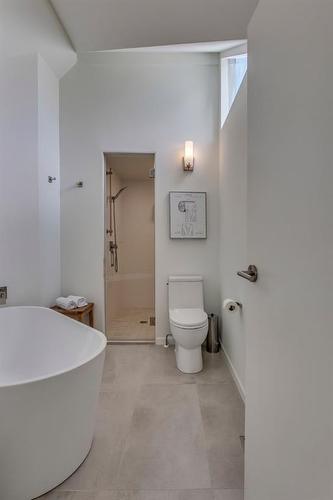 332 39 Avenue Sw, Calgary, AB - Indoor Photo Showing Bathroom