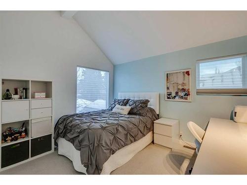 332 39 Avenue Sw, Calgary, AB - Indoor Photo Showing Bedroom