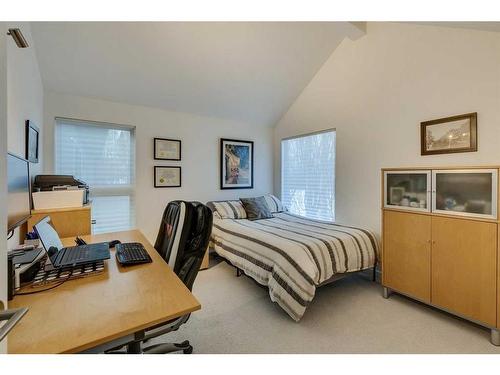 332 39 Avenue Sw, Calgary, AB - Indoor Photo Showing Bedroom