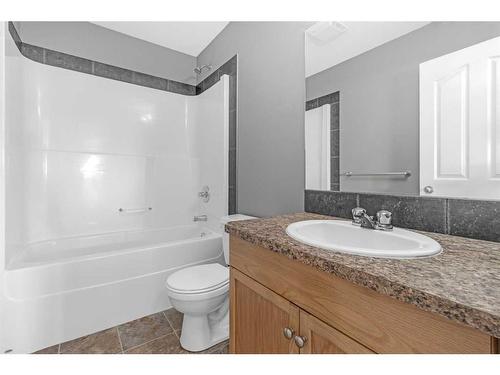 538 Carriage Lane Drive, Carstairs, AB - Indoor Photo Showing Bathroom