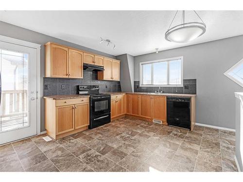 538 Carriage Lane Drive, Carstairs, AB - Indoor Photo Showing Kitchen