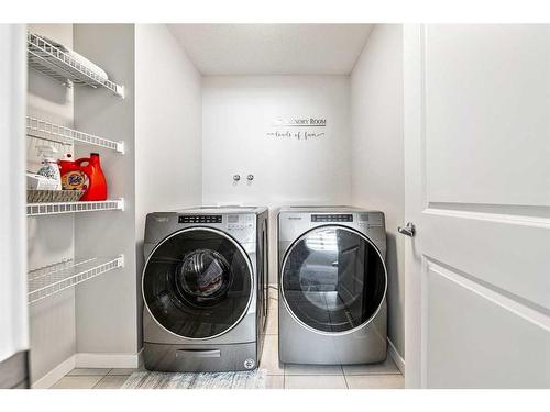 240 Lucas Crescent Nw, Calgary, AB - Indoor Photo Showing Laundry Room