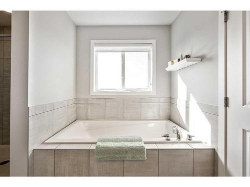 240 Lucas Crescent Nw, Calgary, AB - Indoor Photo Showing Bathroom