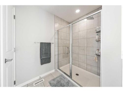 240 Lucas Crescent Nw, Calgary, AB - Indoor Photo Showing Bathroom