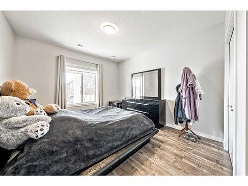 240 Lucas Crescent Nw, Calgary, AB - Indoor Photo Showing Bedroom