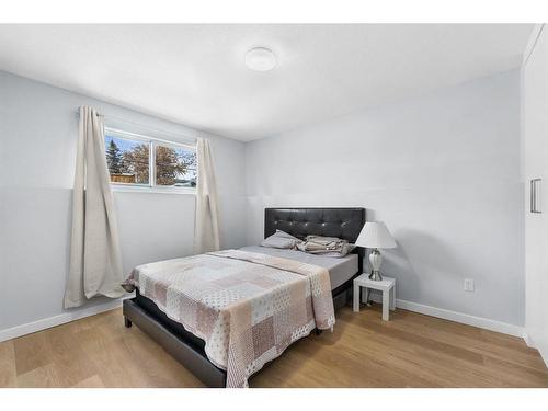2211,2209 48 Street Se, Calgary, AB - Indoor Photo Showing Bedroom