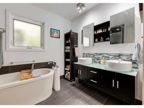 1416 20 Street Nw, Calgary, AB - Indoor Photo Showing Bathroom
