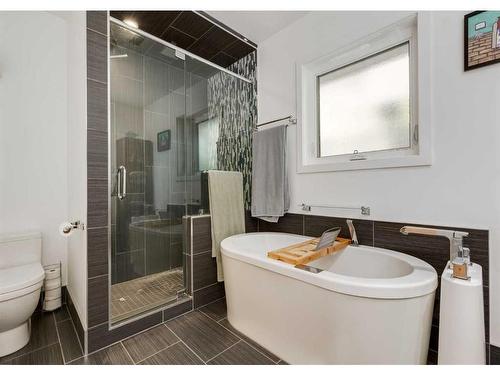 1416 20 Street Nw, Calgary, AB - Indoor Photo Showing Bathroom