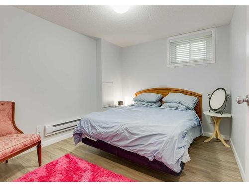 1416 20 Street Nw, Calgary, AB - Indoor Photo Showing Bedroom