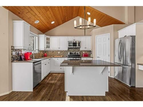 33 Eagle Landing, Canmore, AB - Indoor Photo Showing Kitchen With Upgraded Kitchen