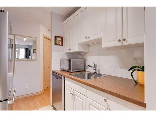 101-635 4 Avenue Ne, Calgary, AB - Indoor Photo Showing Kitchen