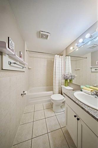 14-210 25 Avenue Sw, Calgary, AB - Indoor Photo Showing Bathroom