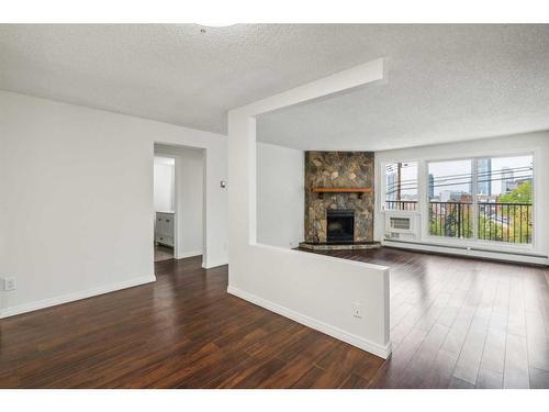 506-333 2 Avenue Ne, Calgary, AB - Indoor Photo Showing Living Room With Fireplace