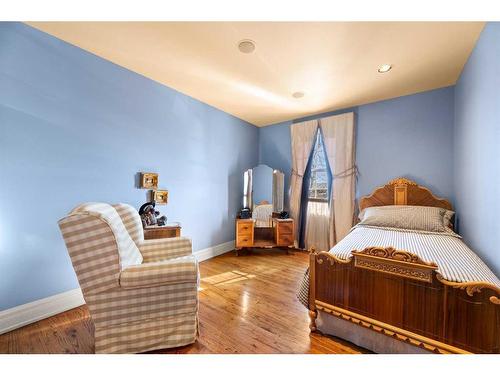 2014 20 Avenue, Didsbury, AB - Indoor Photo Showing Bedroom