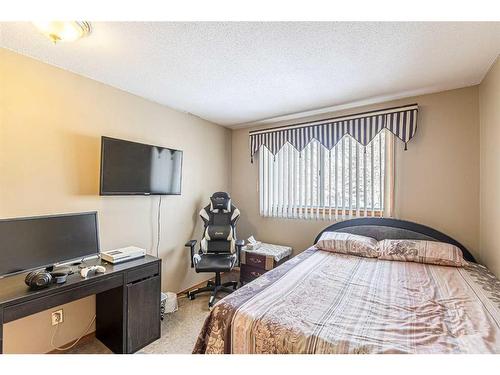 388 Whiteridge Crescent Ne, Calgary, AB - Indoor Photo Showing Bedroom