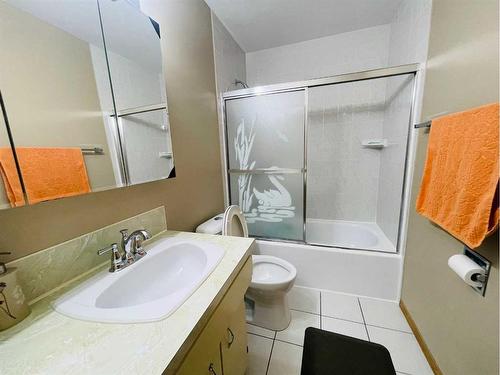 388 Whiteridge Crescent Ne, Calgary, AB - Indoor Photo Showing Bathroom