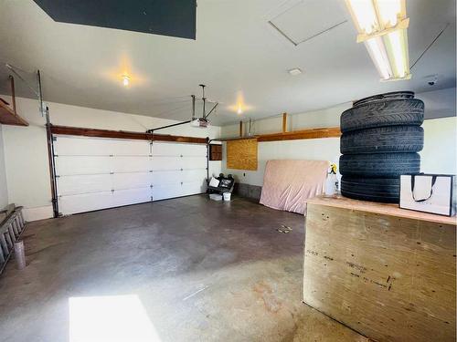 388 Whiteridge Crescent Ne, Calgary, AB - Indoor Photo Showing Garage
