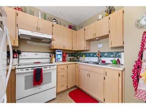 4902 51 Avenue, Olds, AB - Indoor Photo Showing Kitchen