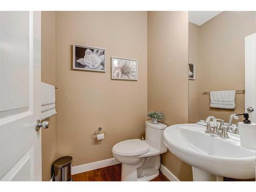 496 Everbrook Way Sw, Calgary, AB - Indoor Photo Showing Bathroom