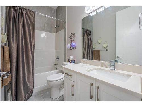 1411 Price Close, Carstairs, AB - Indoor Photo Showing Bathroom